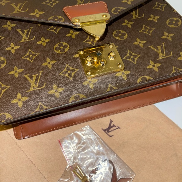 Louis Vuitton vintage bag. - Picture 2 of 8